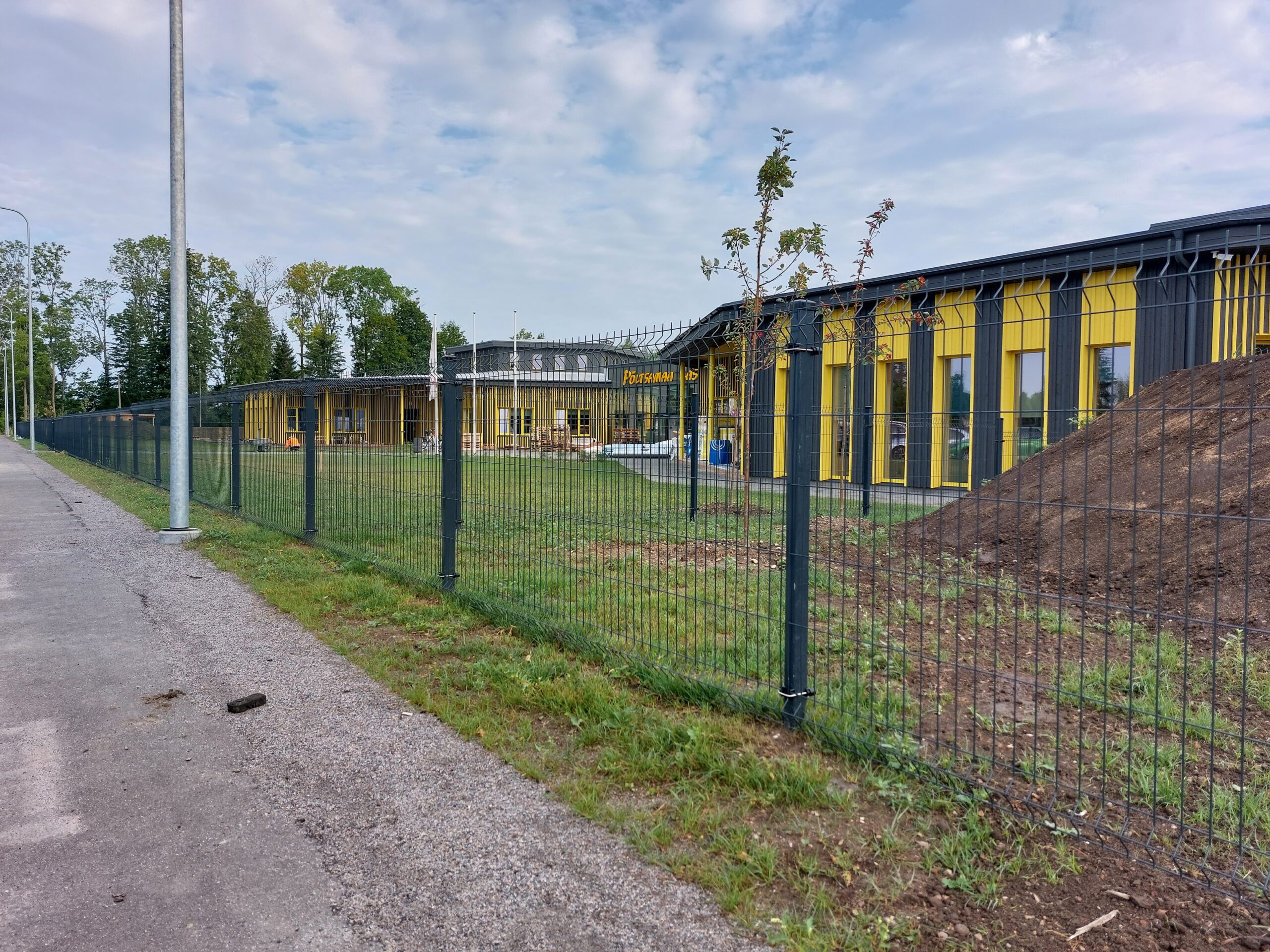 Keevisvõrkaed metallaed – kuumtsingitud piirdeaed tehaseterritooriumil