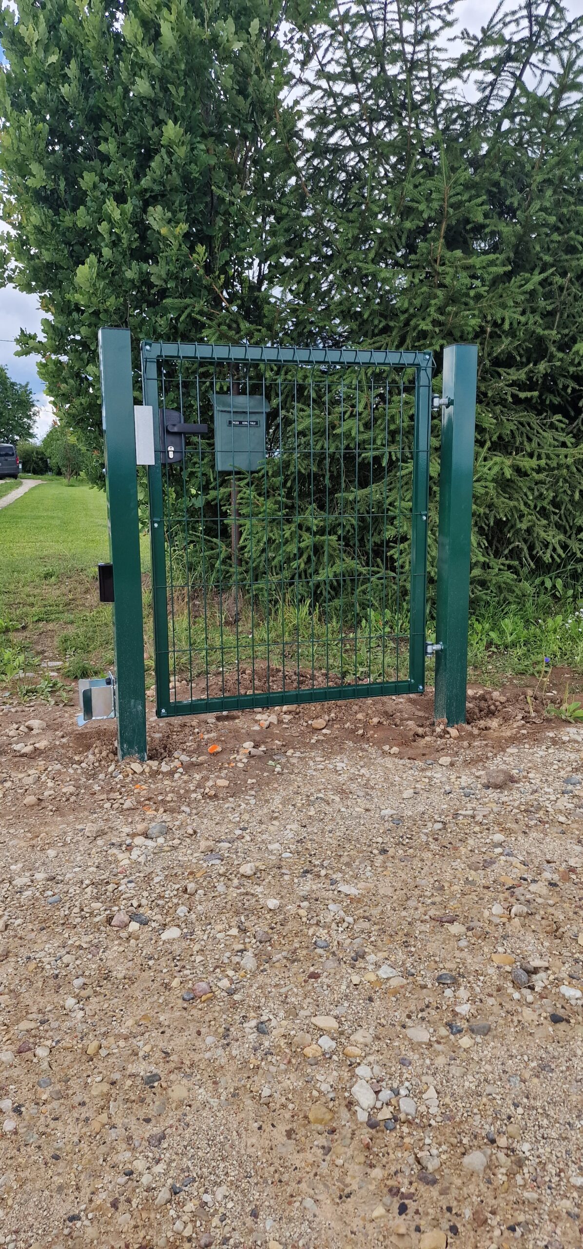 Jalgvärav piirdeaia sees – väikeste väravate paigaldus Eestis