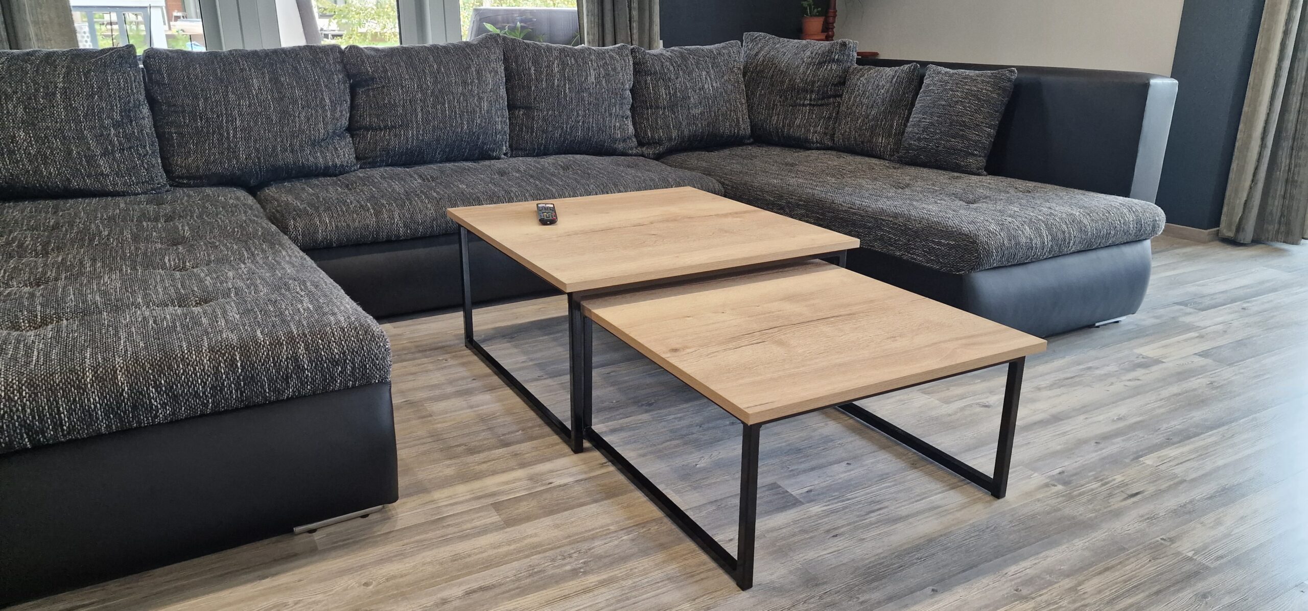 Eritellimusel metallist mööblikomplekt – metallraamiga diivan ja laud