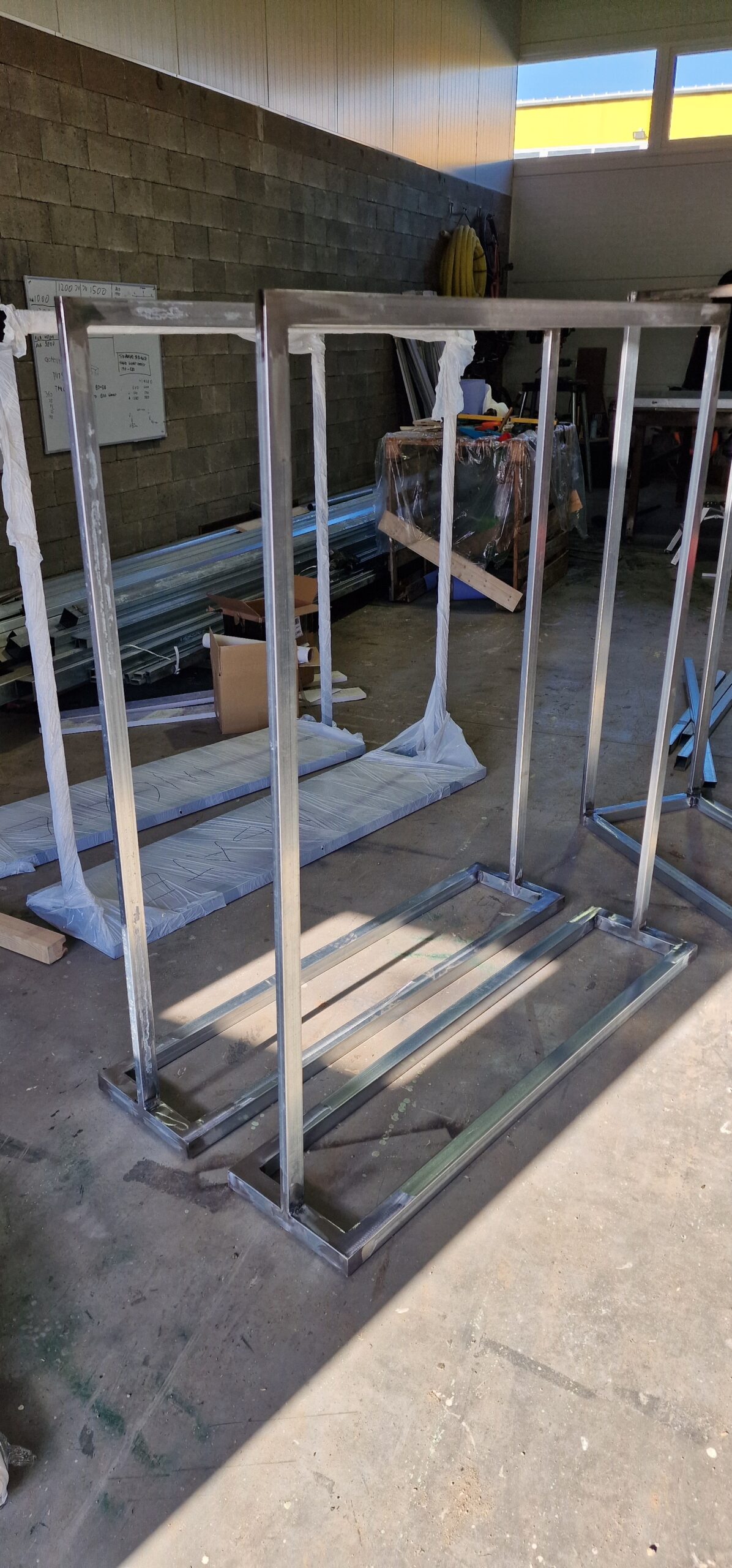 Teraskonstruktsioonid ladustamiseks – metallriiulid ja -karkassid