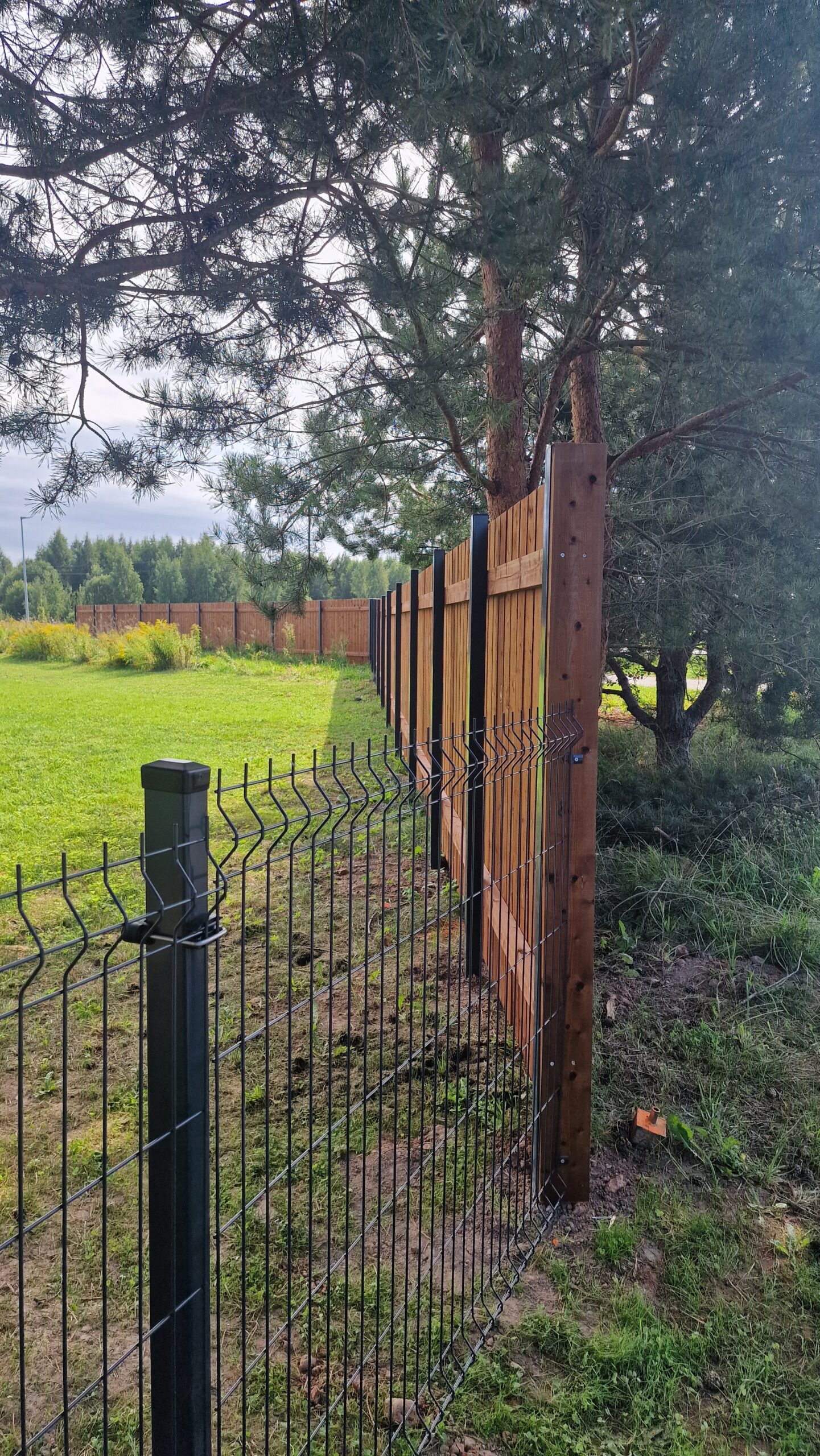 Metallaed keevisvõrkaed eramajas – piirdeaia ehitus Tartumaal