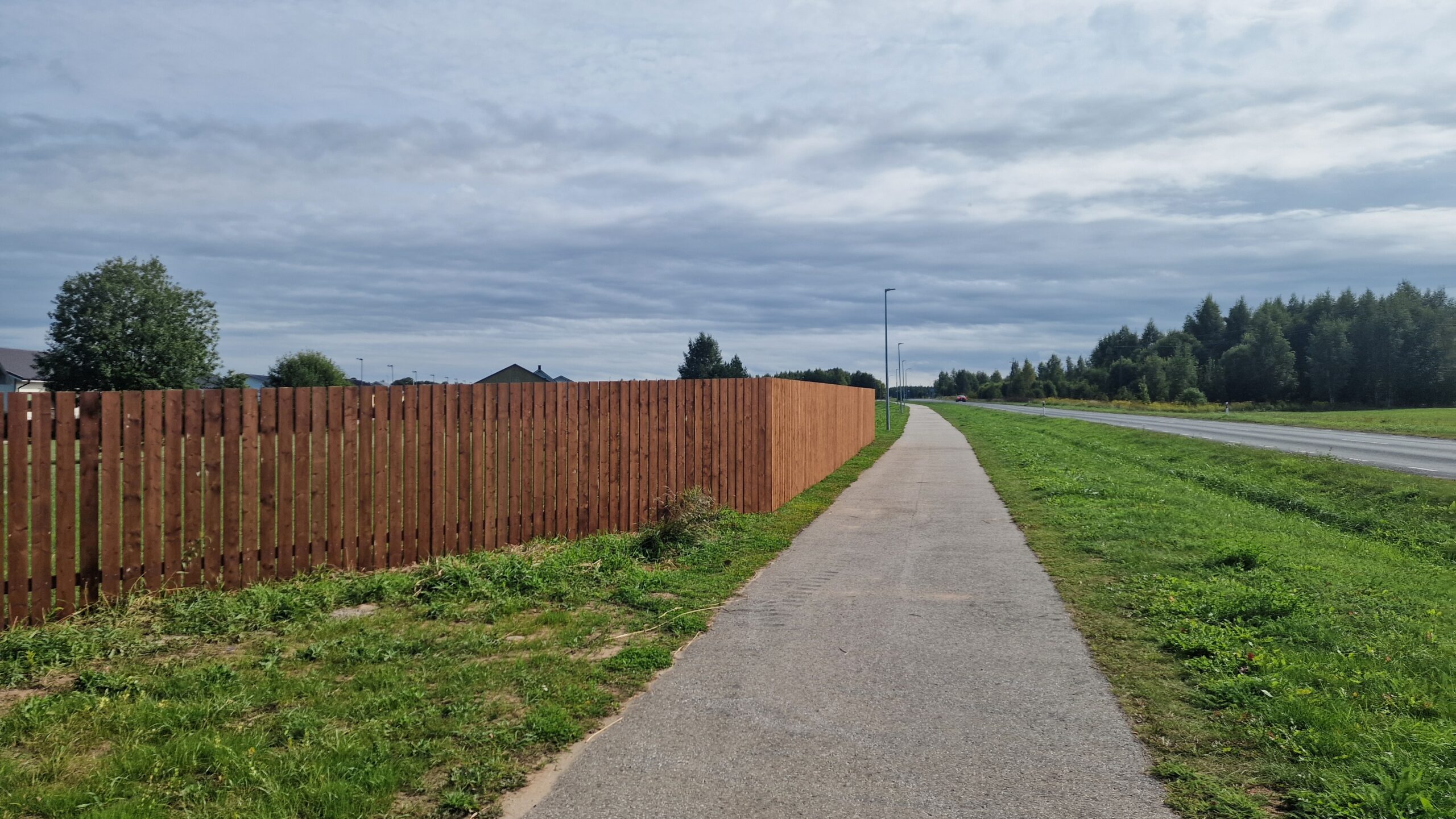 Liugvärav paigaldus – automaatne liugvärav koos piirdeaiaga