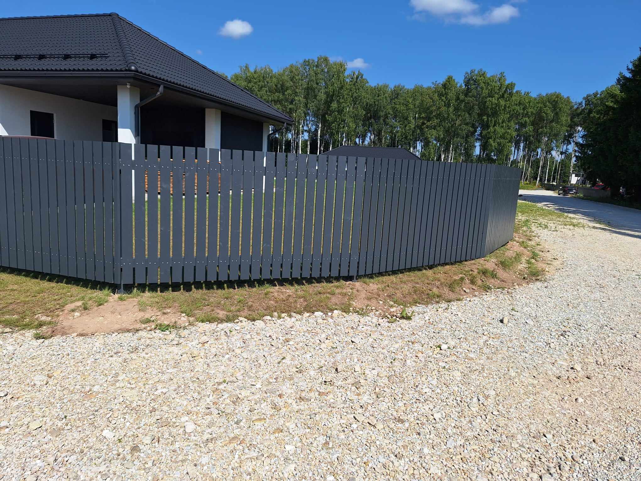 Paneelaed ärihoone ümber – tööstusala piirdeaed Tartumaal