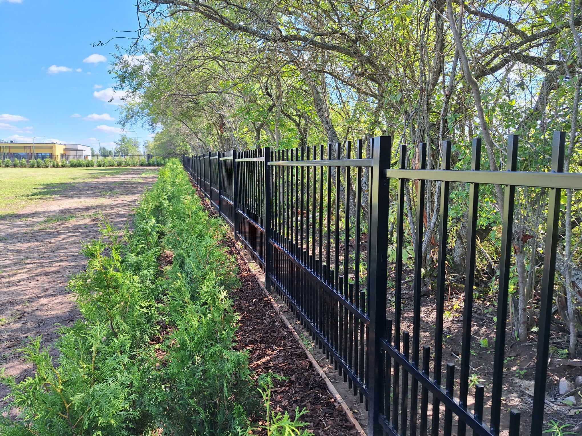 Varbaed paigaldus – elegantne metallist varbaed eramajas